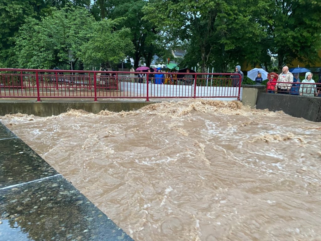 Wasserfluten stauen sch vor einer Brücke