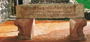 Kaiser Barbarossa am Kyffhäuserdenkmal - Portalstein vom ehemaligen Pfalzeingang