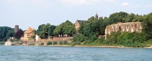 Kaiserswerther Rheinfront mit ehemaligem Mühlenturm (links), Stiftskirche (Mitte), Ruine Kaiserpfalz (rechts)