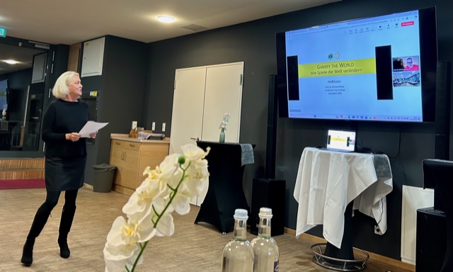 Die Präsidentin im virtuellen Zwiegespräch mit  Professor Michael Bhatty zum Vortrag Gaming