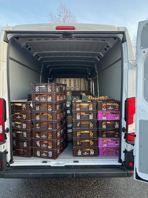 Türen geöffnet - 2.000 Weckmänner werden vom Lions-Club Düsseldorf Barbarossa an Förderschulen ausgeliefert.