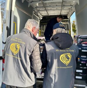 LOGISTIK MIT HERZ: VON DER BACKSTUBE IN DIE KINDERHÄNDE - Ein Weckmann für jedes Kinderlächeln
2.000 SÜßE MOMENTE FÜR DÜSSELDORFER FÖRDERSCHULEN UND EINE INTEGRATIVE KITA