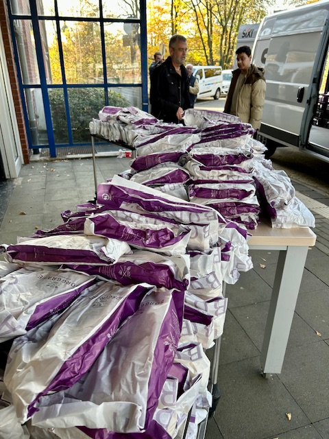 2.000 Weckmänner für Förderschulen und integrative KiTa in Düsseldorf gespendet von der Bäckerei Borgräfe und verteilt vom Lions Club Düsseldorf Barbarossa