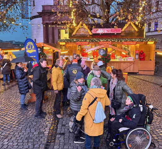 Kinder vor dem großen Riesenrad am Burgplatz Düsseldorf - eine Activity des Lions Club Düsseldorf Barbarossa