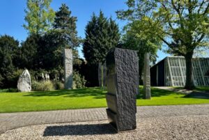 Heinz Macks Steinskulpturen aus schwarzem Granit