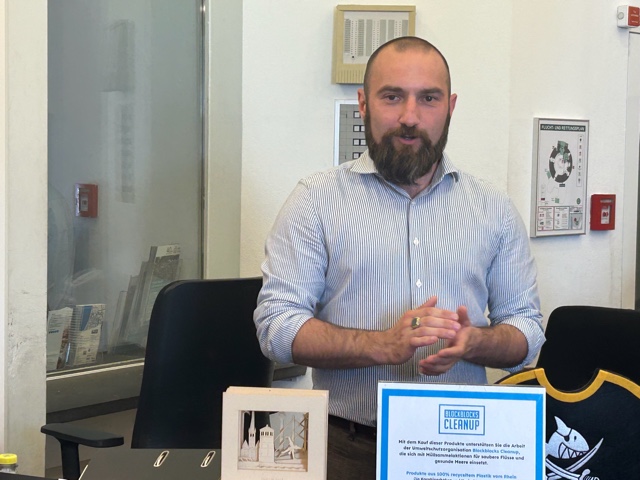Dr. Markus Todoric, Leiter des SchifffahrtMuseums, erklärt ein historisches Schiffsmodell
