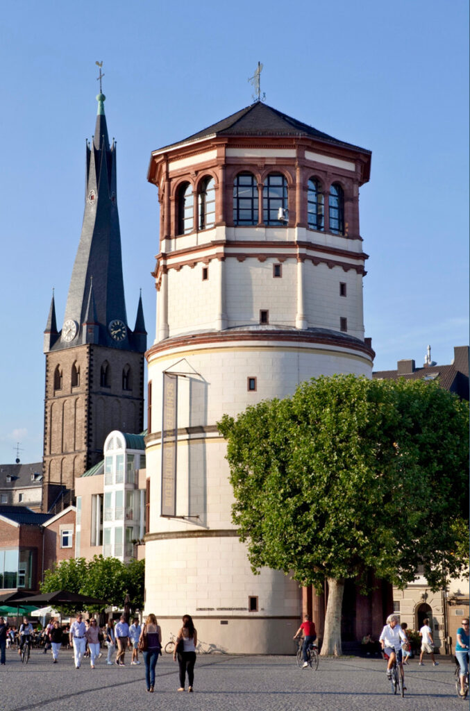 Der Düsseldorfer Schlossturm direkt am Burgplatz ist die Heimat des Düsseldorf Schifffahrtsmuseum