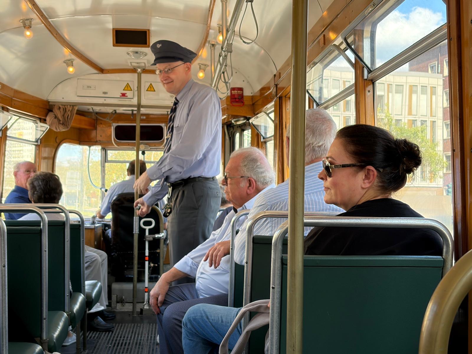 historische Straßenbahn Düsseldorf- Rheinbahn-Begleiter in historischer Uniform mit Mütze und Krawatte